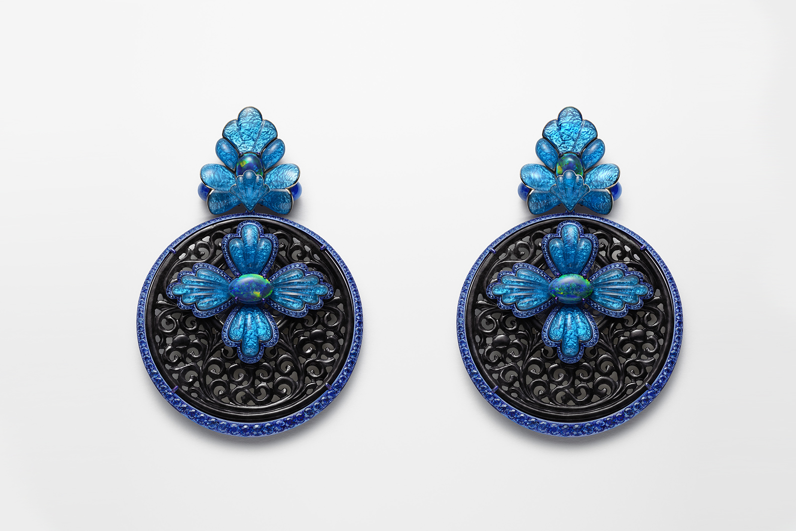 Серьги Chopard ‘The Song of the Bluebird’ из коллекции Red Carpet с опалами, эмалью grand feu, ляпис-лазурью, жадеитом и сапфирами