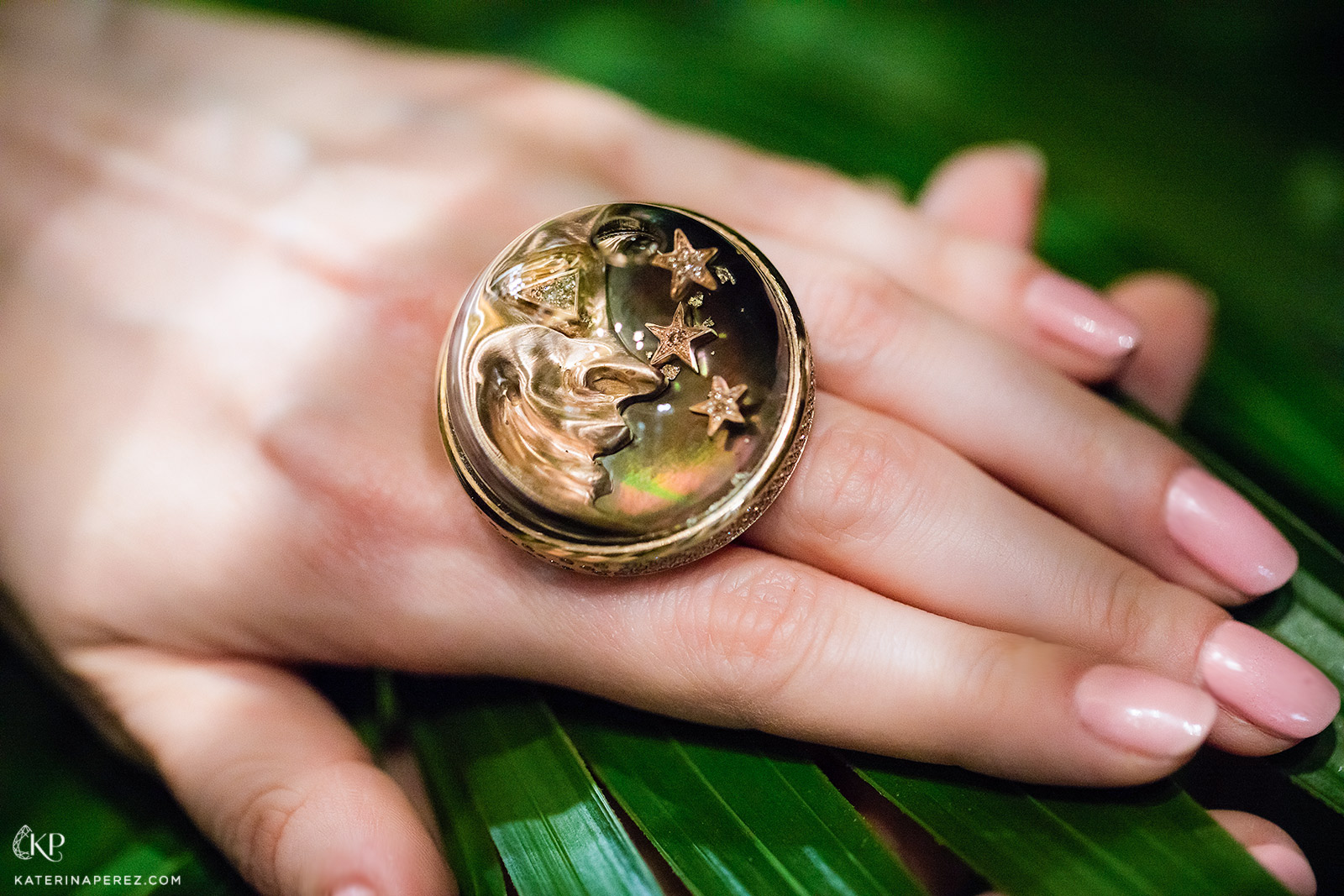 Dreamboule 'Moon & Stars' ring with champagne diamonds and grey mother of pearl in 18k satined rose gold