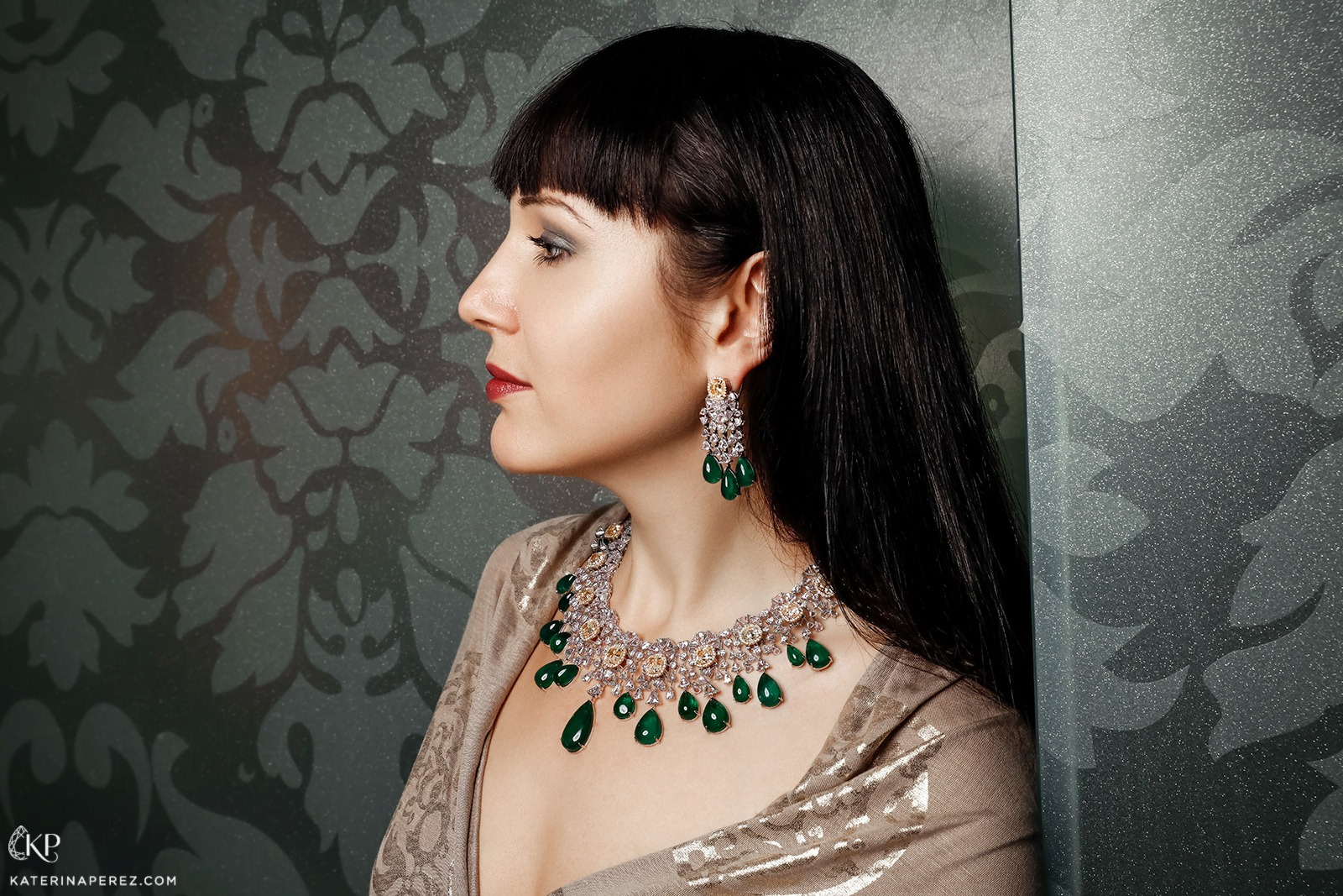  Kamyen high jewellery set with emeralds, colourless and yellow diamonds