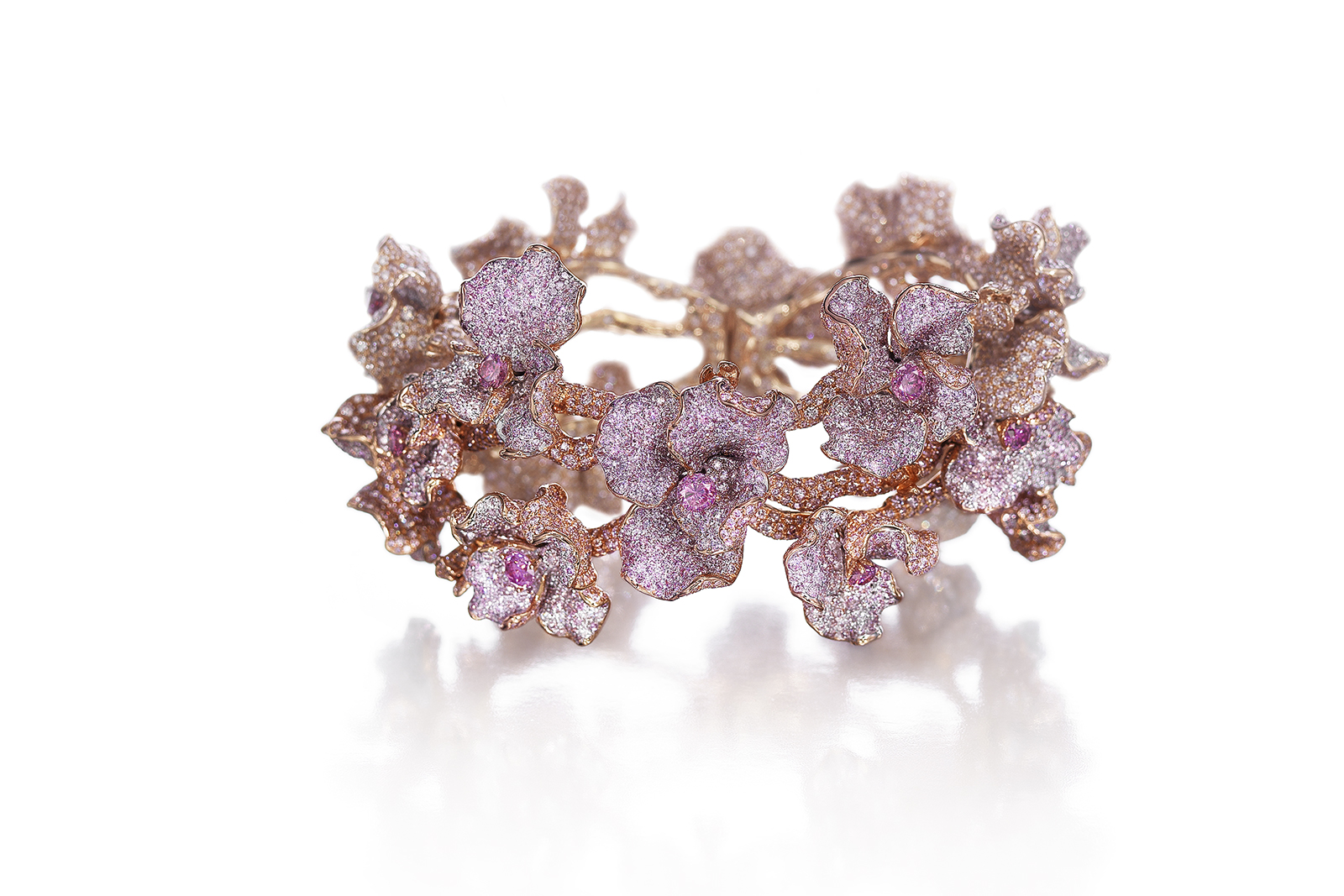 Neha Dani ‘Amaranté’ cuff with 12,000 fancy pink diamonds and 18 certified vivid purplish pink diamonds, totalling 72.83 carats