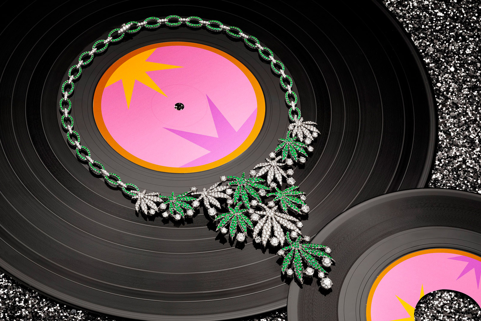  Bvlgari 'Happy Leaves' necklace from the 'Wild Pop' collection in white gold with round brilliant cut diamonds and pavé-set diamonds and pavé-set emeralds 
