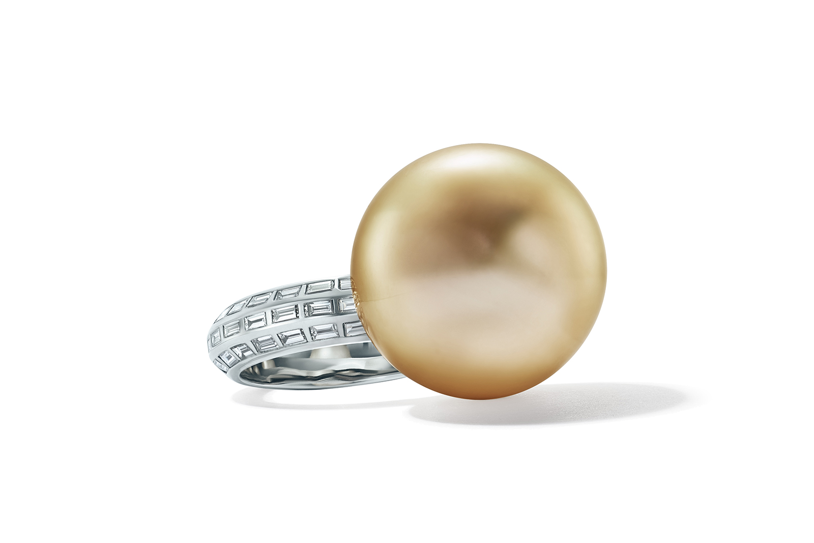  Ring in platinum with a South Sea golden pearl, 18-18.5 mm, and baguette diamonds