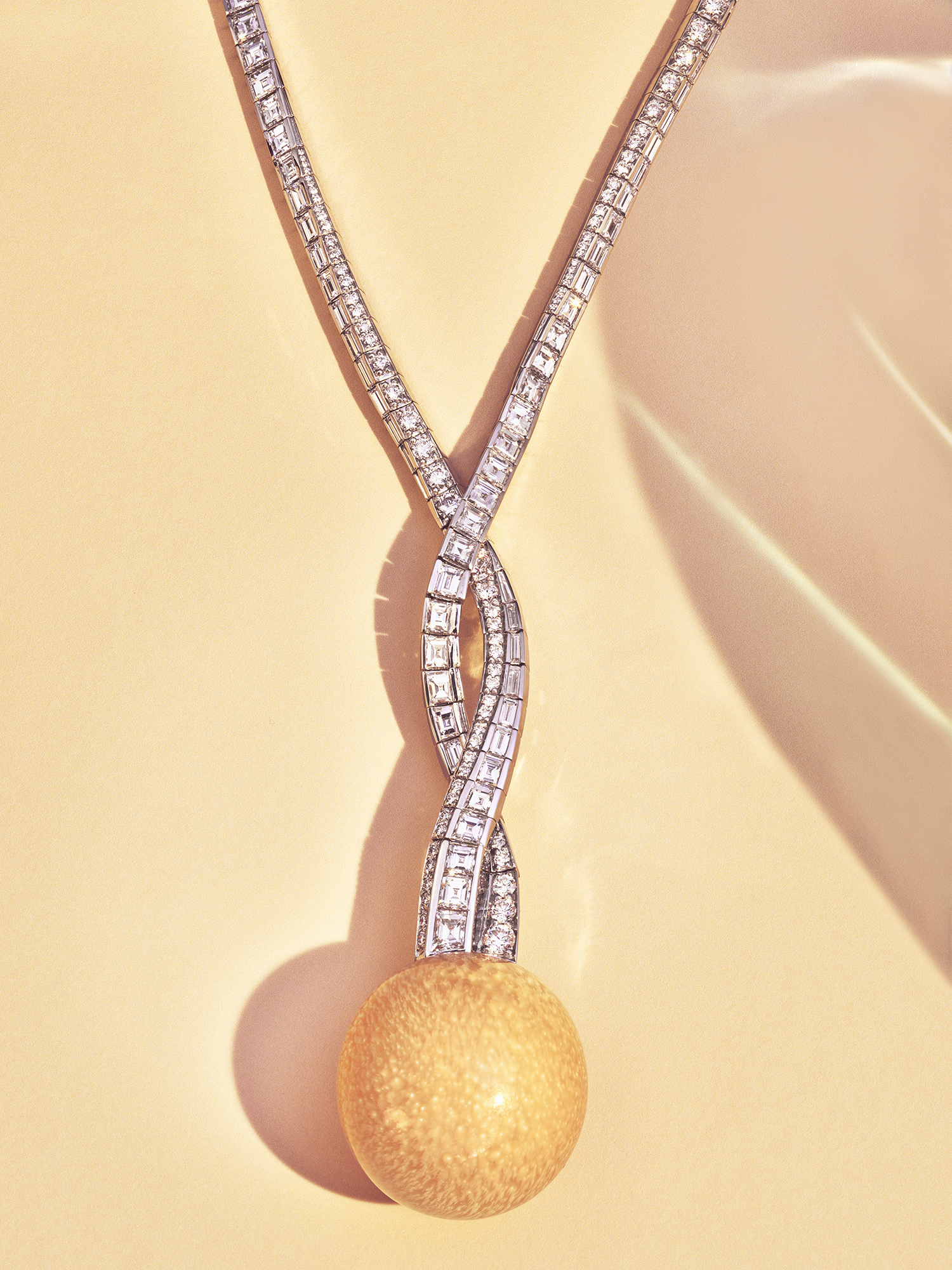 Pendant in platinum with a Melo Melo Pearl of over 109 carats with round and cushion-cut diamonds, over 28 total carats