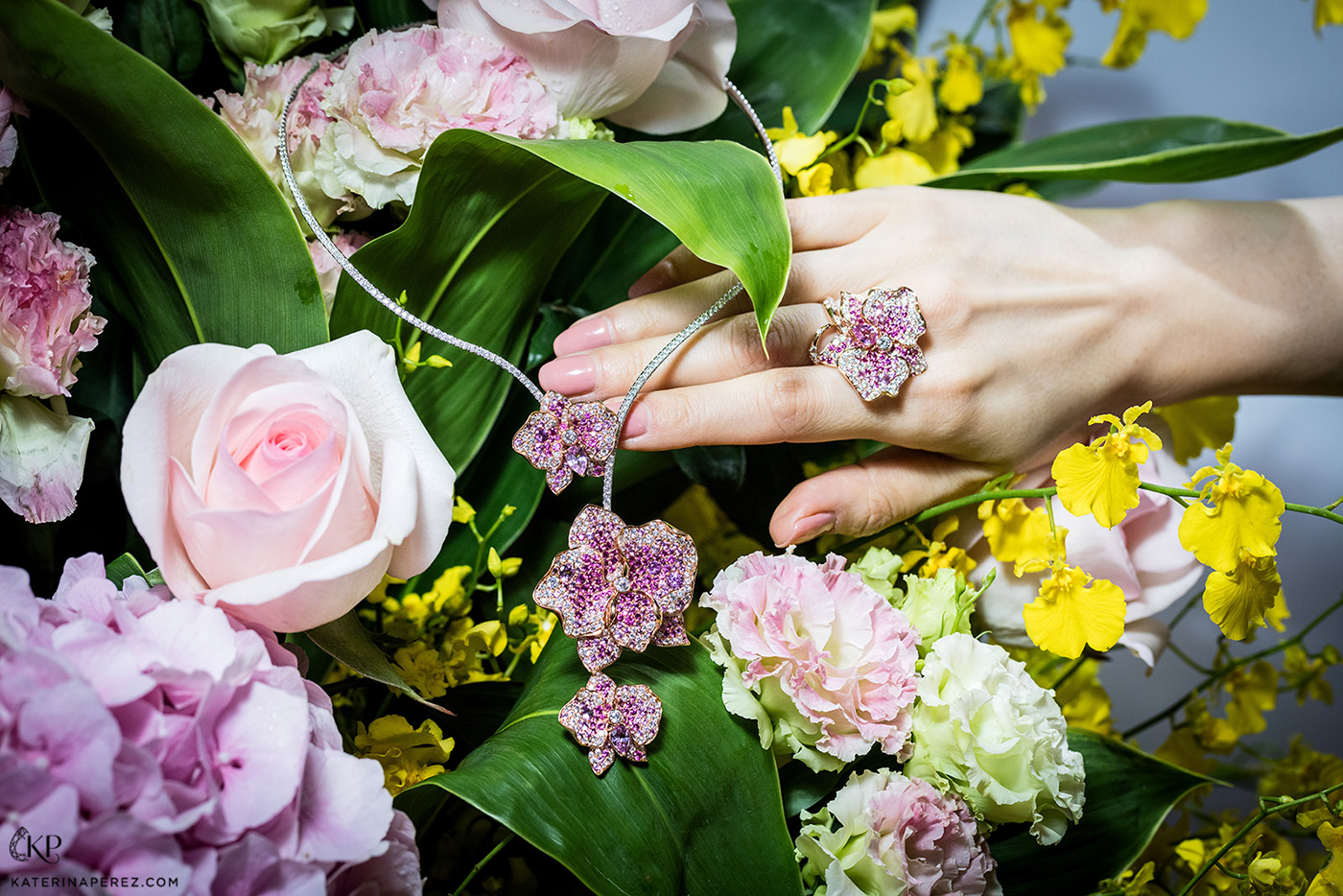 Колье и кольцо Jessica Fong 'Pink Orchid' из 18k желтого и белого золото с розовыми сапфирами, розовыми и бесцветными бриллиантами
