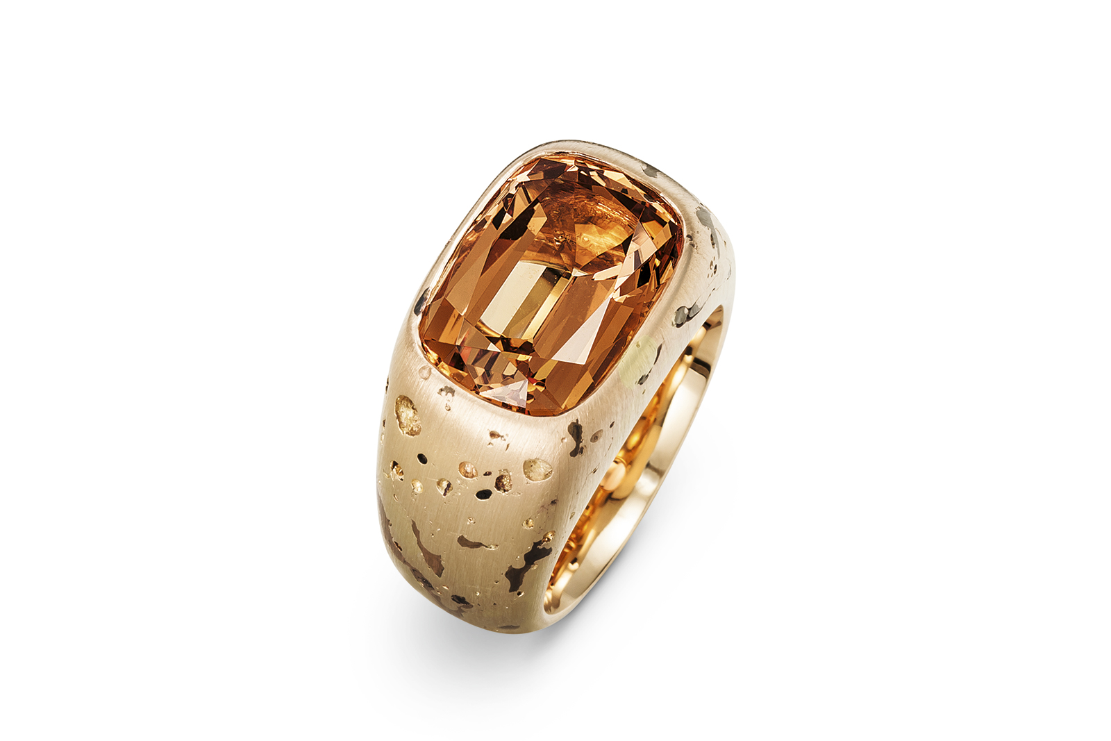  Hemmerle ring with topaz and pink gold. Images courtesy of Hemmerle