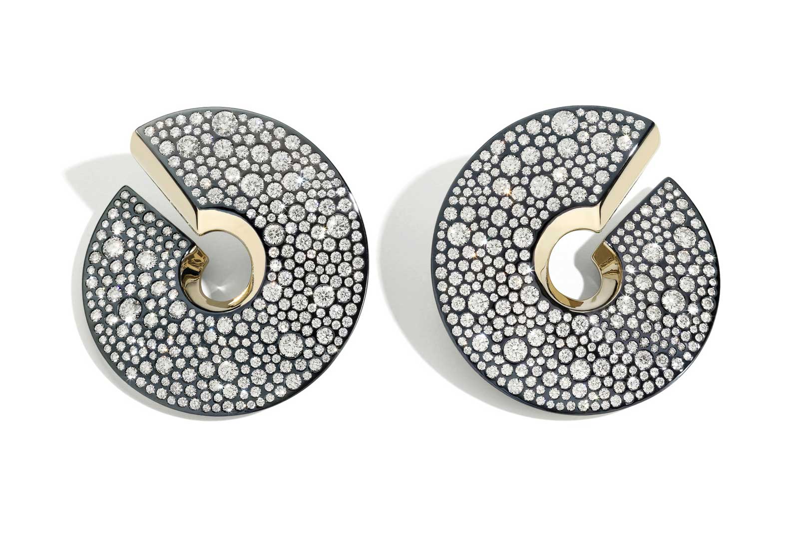  Vhernier 'Verso' earrings with eyeliner pavé set diamonds in 18k white gold