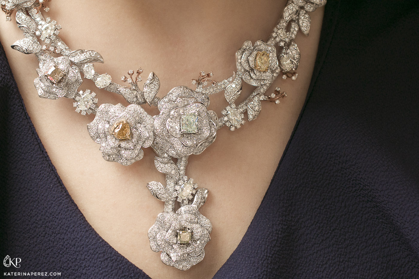  Yuli Jewellery necklace in fancy coloured green, pink, orange, yellow, brownish pink, and yellow green diamonds, in a total of 2459 diamonds