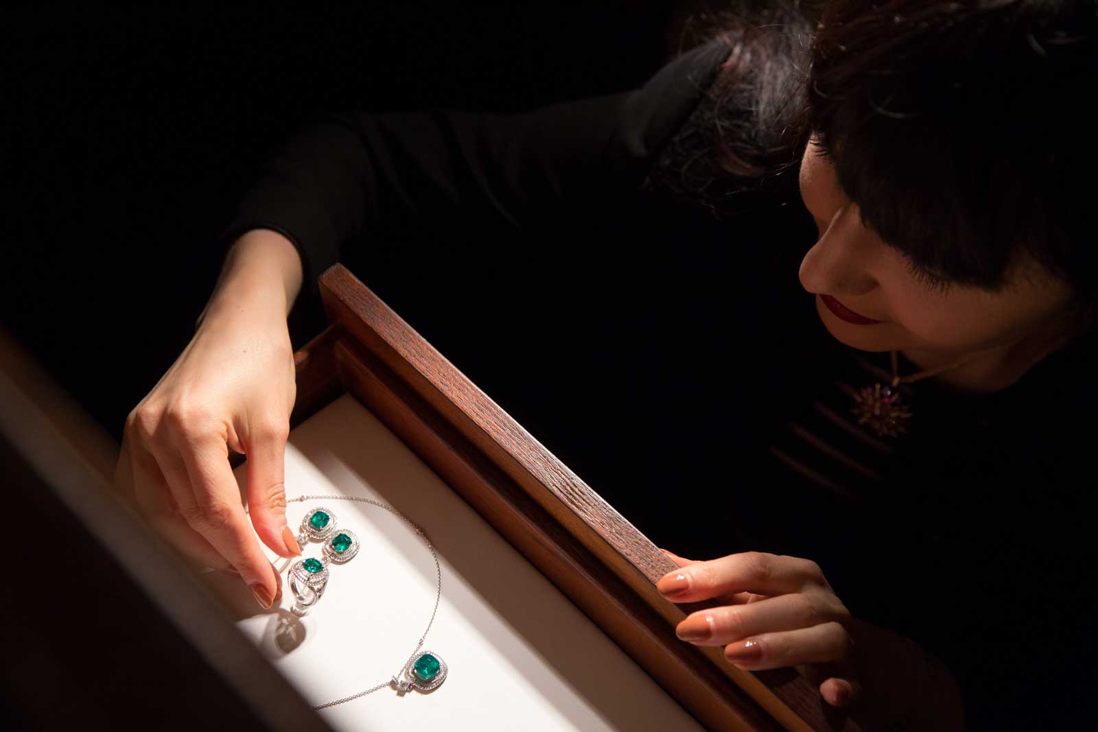 Колье, кольцо и серьги Gübelin ‘Glowing Ember’ с бриллиантами, рубинами и колумбийскими изумрудами 4.61ct, 2.46 ct, 2.35ct и 2.14ct