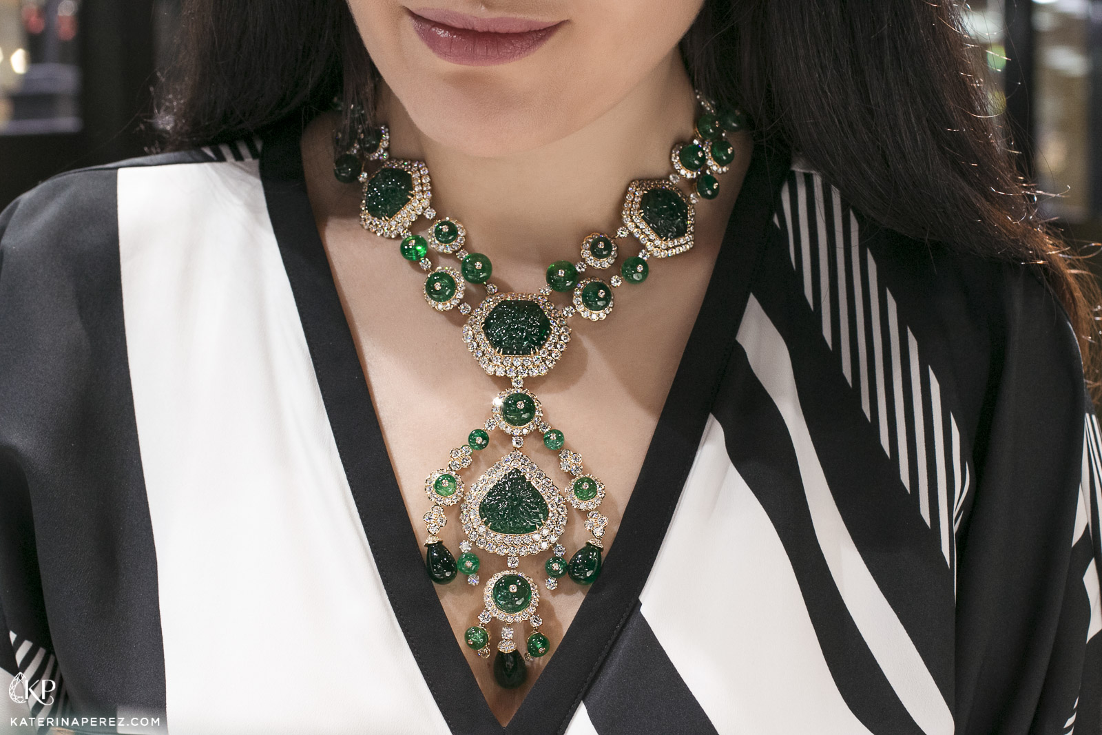 Veschetti necklace with carved emerald and diamonds in yellow gold