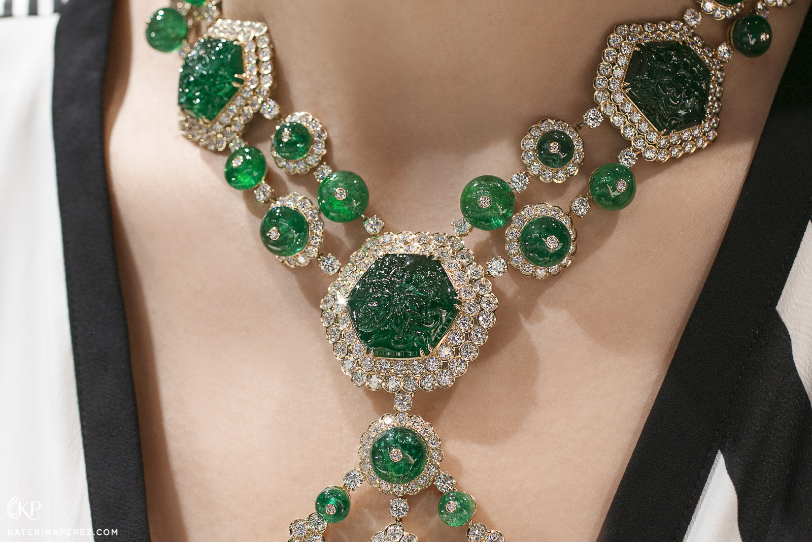  Veschetti necklace with carved emerald and diamonds in yellow gold