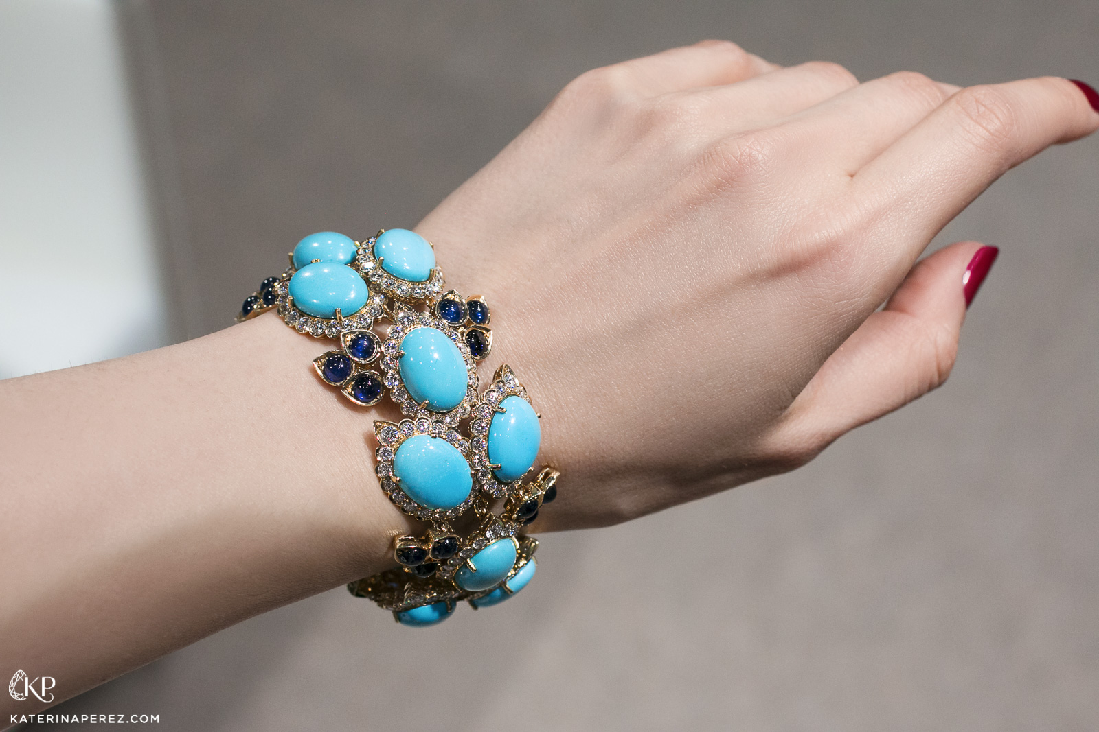 Veschetti bracelet with turquoise cabochons, sapphires and diamonds in yellow gold
