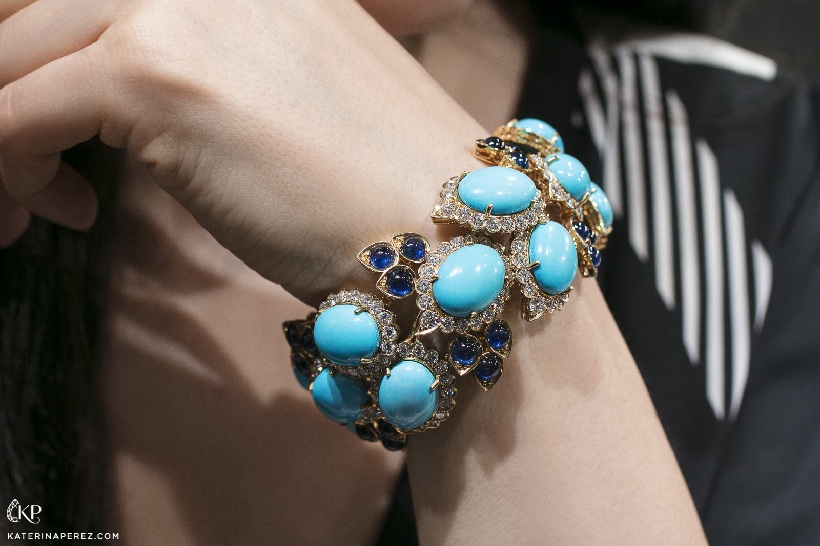  Veschetti bracelet with turquoise cabochons, sapphires and diamonds in yellow gold