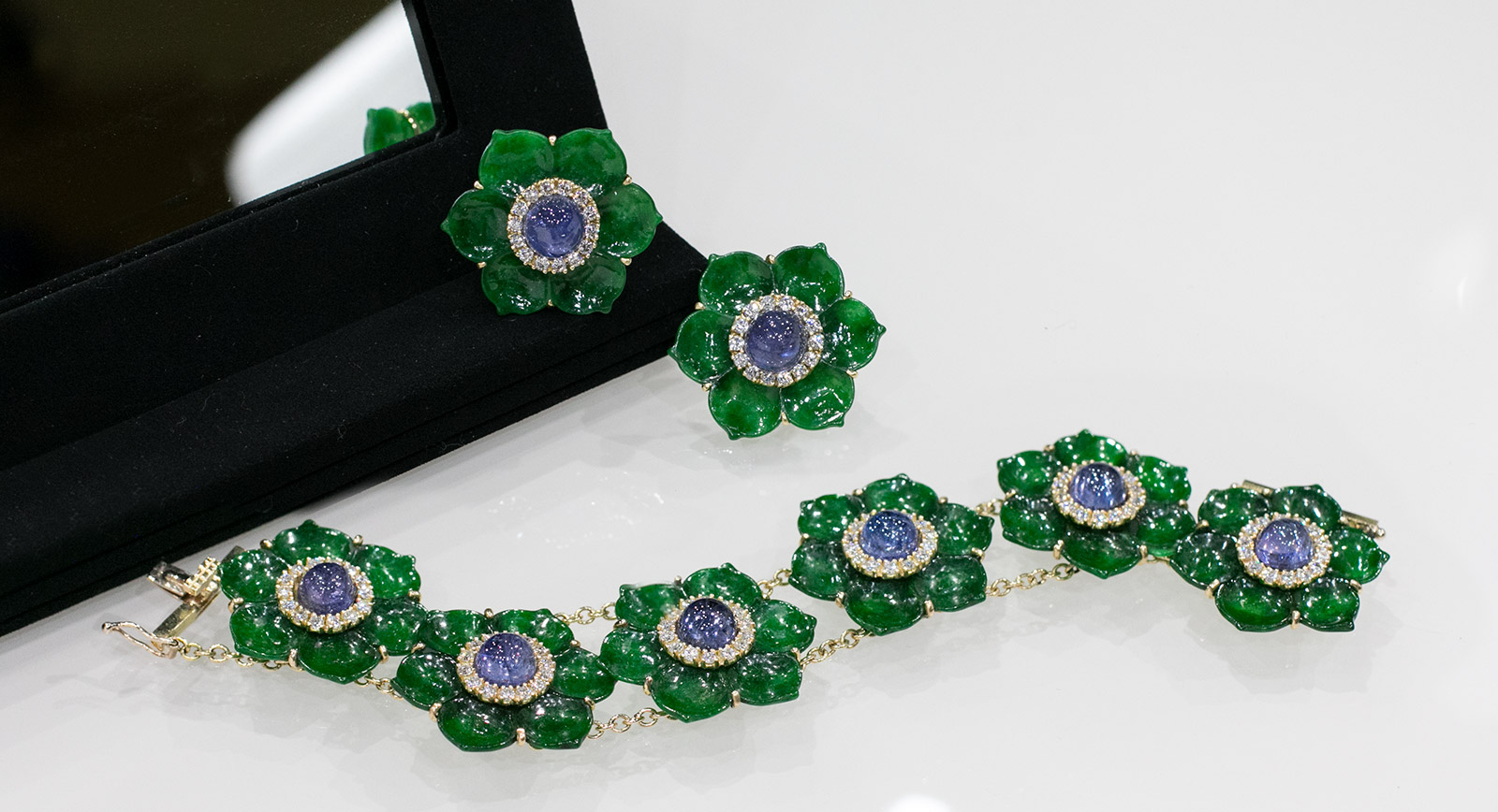 Veschetti bracelet and earrings with carved jade and sapphire cabochons, accented with diamonds in yellow gold