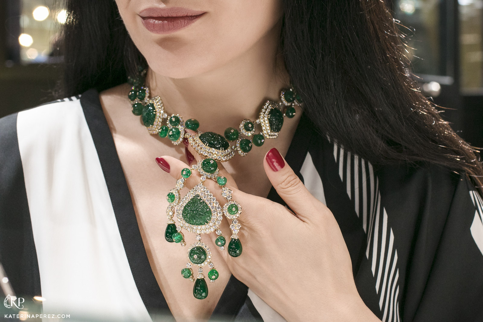 Veschetti necklace with carved emerald and diamonds in yellow gold
