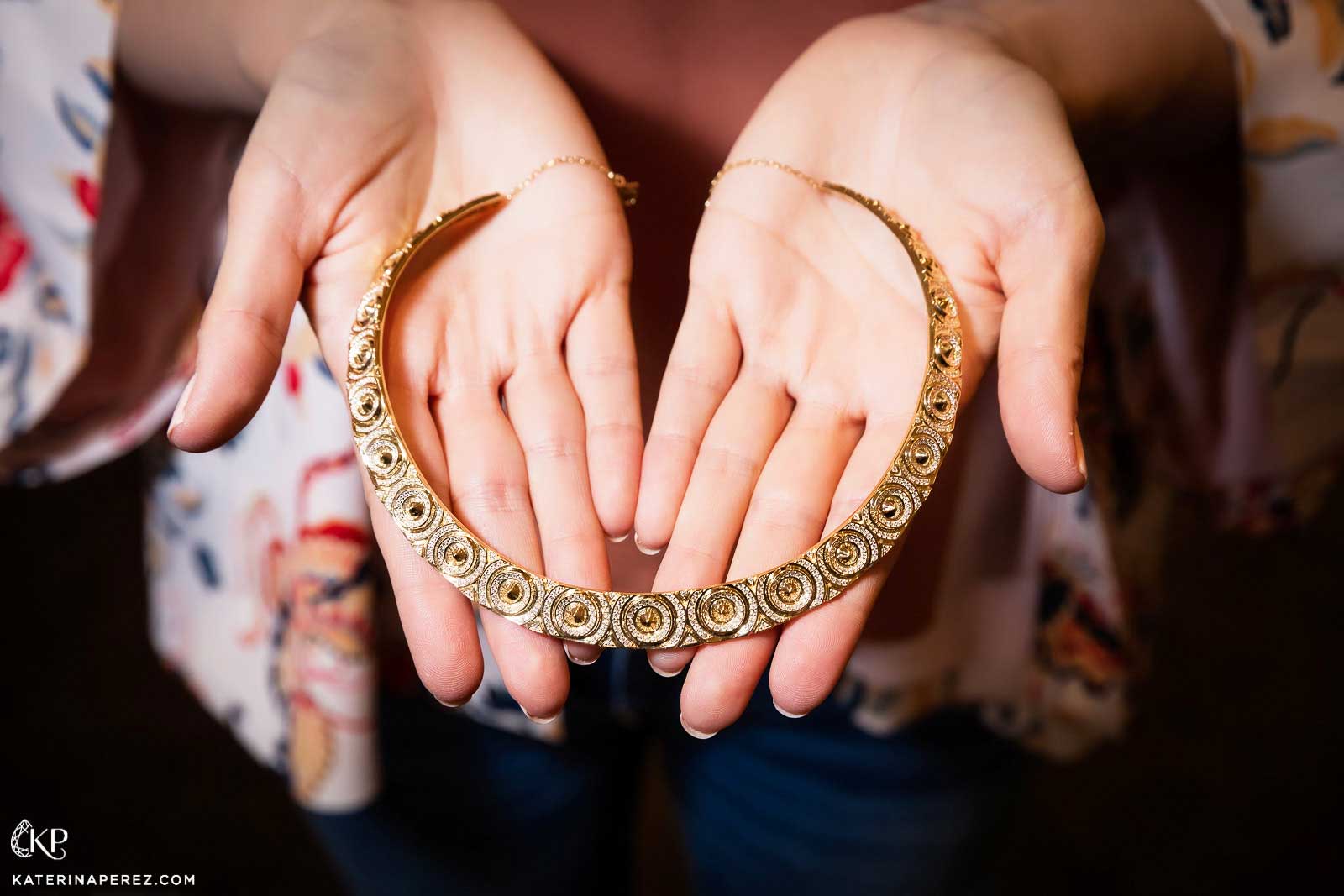 Vanleles 'Sahara' collection collar with diamonds in 18k yellow gold