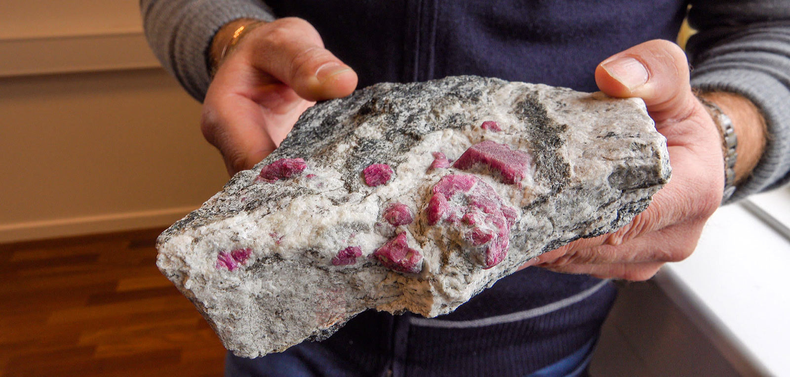  The natural crystalline form of Greenlandic Aappaluttoq mine rubies