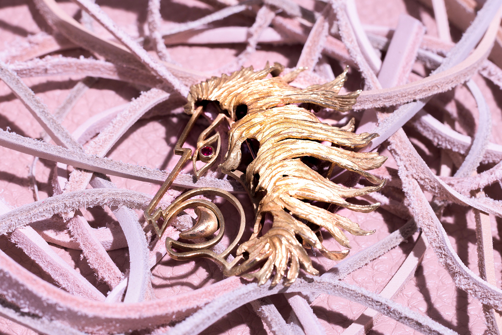  Second Pétale Jean Cocteau lion brooch with ruby in 18k yellow gold