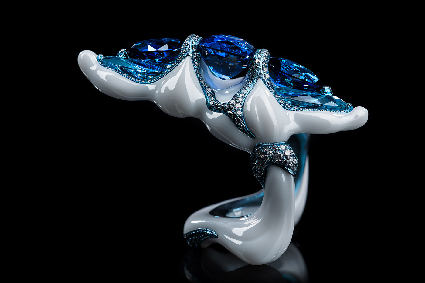  Wallace Chan ‘A New Generation’ ring with sapphires of 6.303ct, 3.24ct and 3.17ct alternately, aquamarine, diamond and sapphire in titanium and Wallace Chan Porcelain
