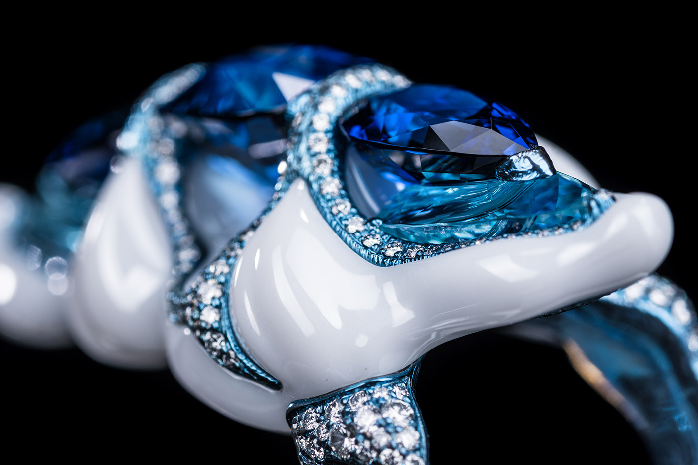  Wallace Chan ‘A New Generation’ ring with sapphires of 6.303ct, 3.24ct and 3.17ct alternately, aquamarine, diamond and sapphire in titanium and Wallace Chan Porcelain