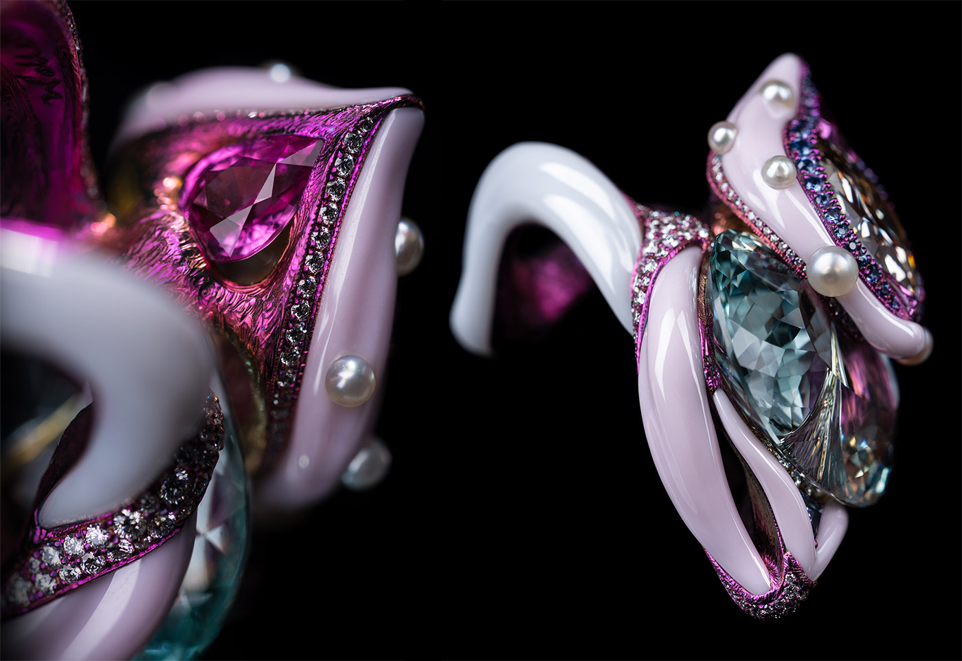  Wallace Chan ‘Double Star’ ring with 6.39 ct fancy coloured diamond, 38.90 ct aquamarine,  1.48 ct pear shaped pink sapphire, pink sapphire, sapphire and diamond in titanium and Wallace Chan Porcelain