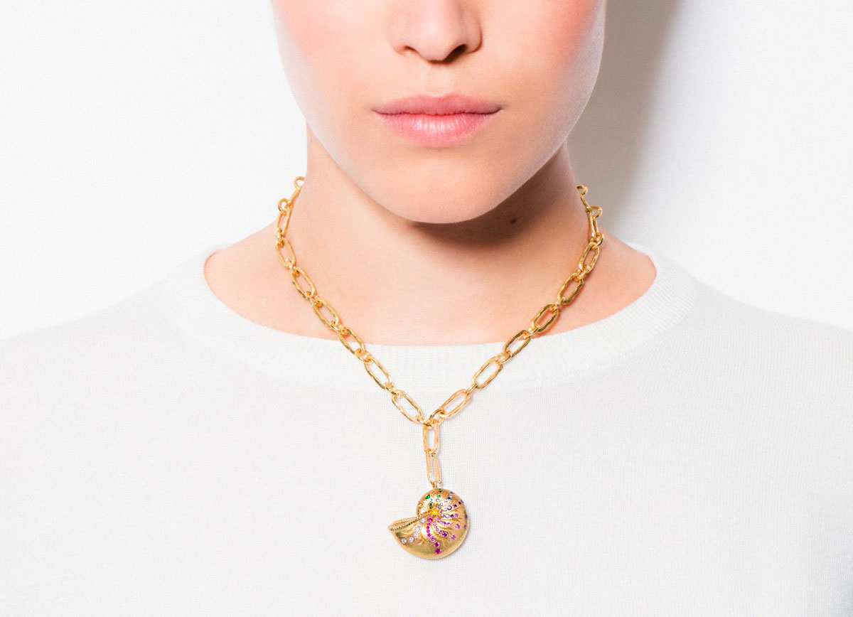  Aurelie Bidermann 'Nautilus' pendant with diamonds, sapphires and tsavorites in 18k yellow gold