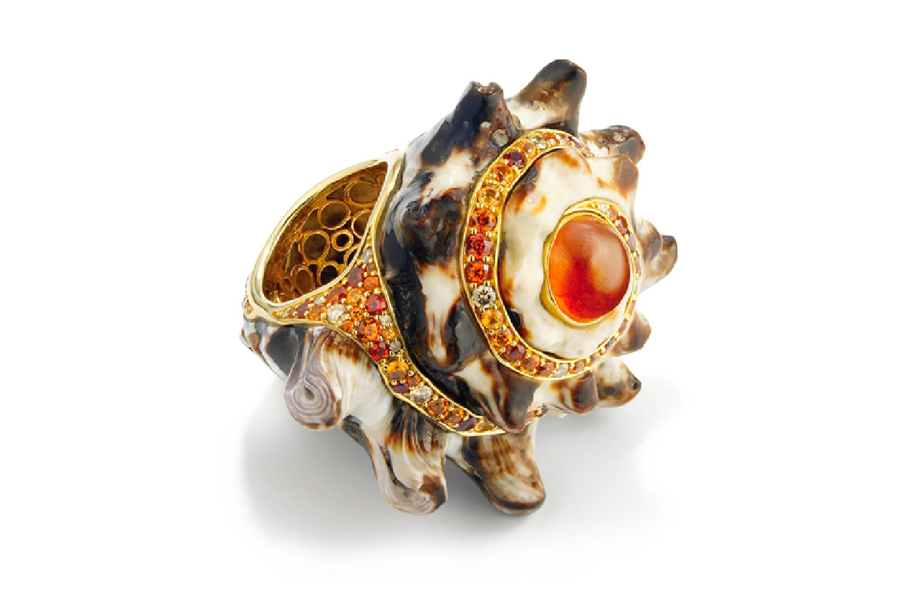  Guy Bedarida for John Hardy 'Sumatra Sun King' ring from 'The Cinta Collection' with conch shell, Spessartite garnet and champagne diamonds in 18k yellow gold