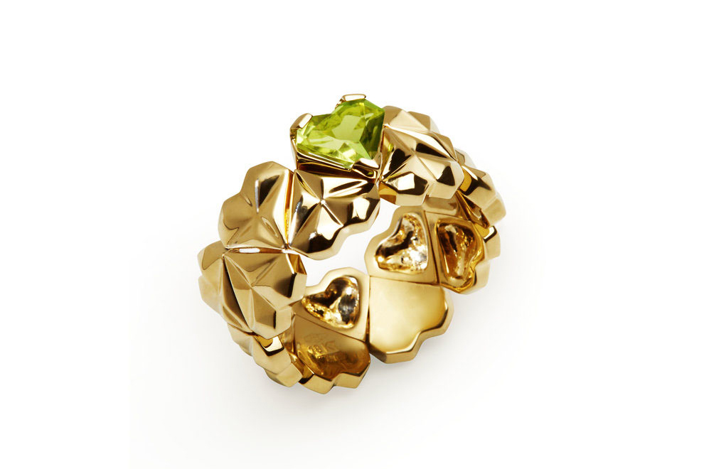  VMAR ring with peridot in yellow gold