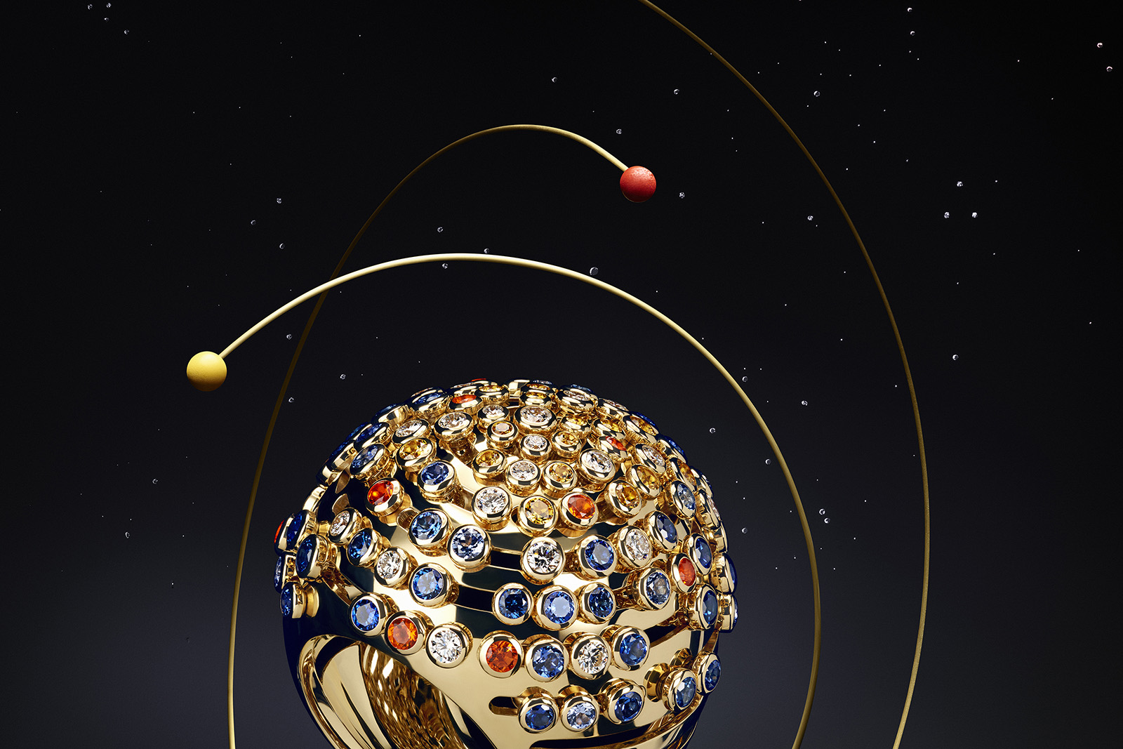 Кольцо Cartier 'Lights of the Earth' из коллекции 'Les Galaxies de Cartier' из 18k желтого золота с желтыми и голубыми сапфирами, огненными опалами и бриллиантами