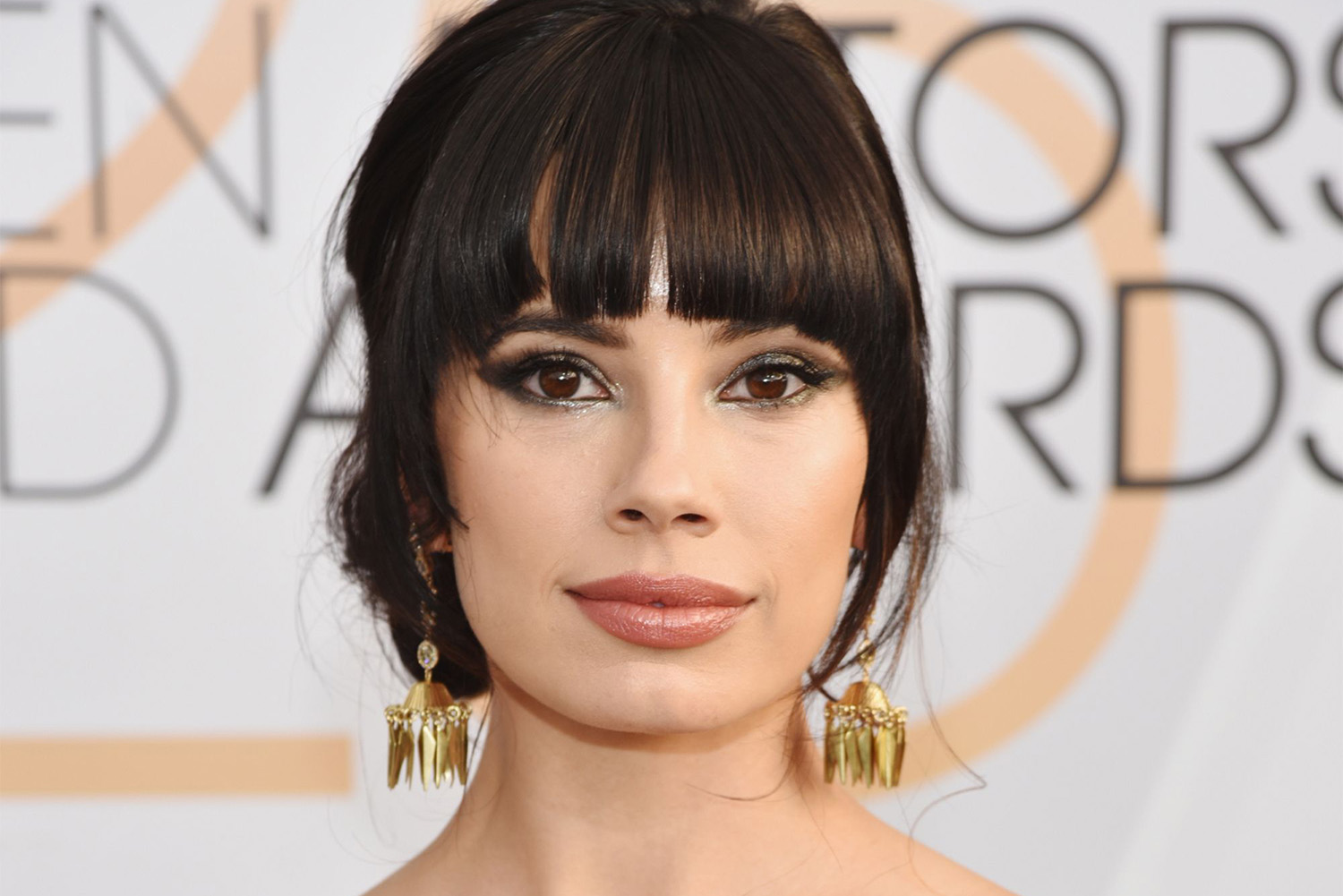  Jenna Lyng Adams wearing Hearts on Fire gold earrings at SAG 2019 awards