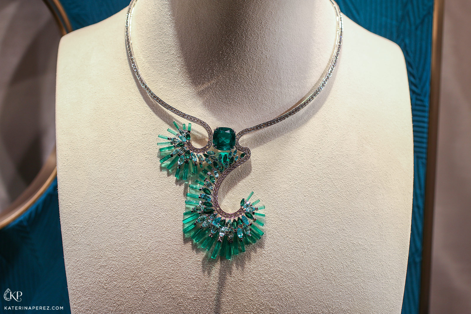 Piaget 'Sunlight Escape' collection 'Night Illusion' necklace with 10.76ct Colombian cushion cut emerald, emeralds and toumalines in 18k white gold
