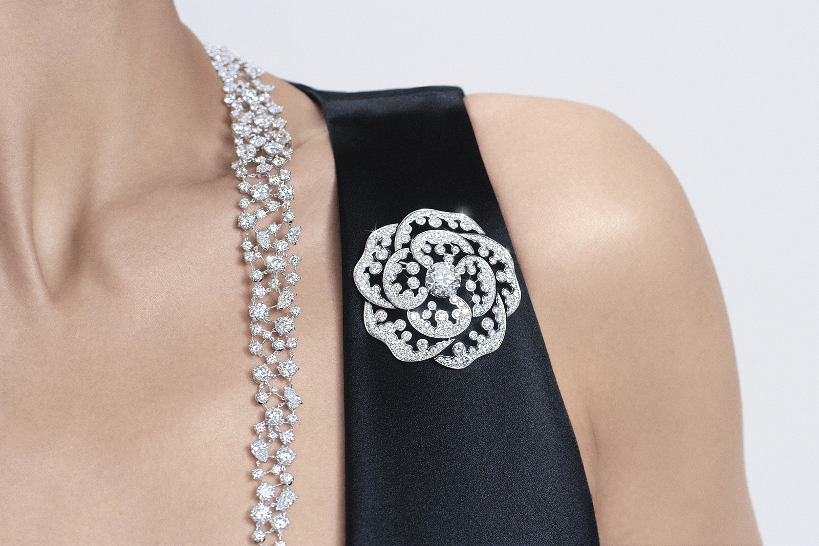  Chanel 'Révélation Diamant' transformable necklace, in white gold and diamonds. Detachable camellia motif may be worn as a brooch. The necklace may then be worn without a motif. The necklace allows for both long and short wear
