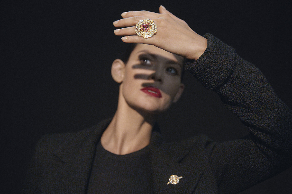 Chanel 'Rouge Tentation' transformable ring, in pink gold, red spinels and diamonds. The removable diamond petals reveal a spinel ring. The diamond petals may be attached to a small pink gold and diamond Camélia brooch for an oversized effect