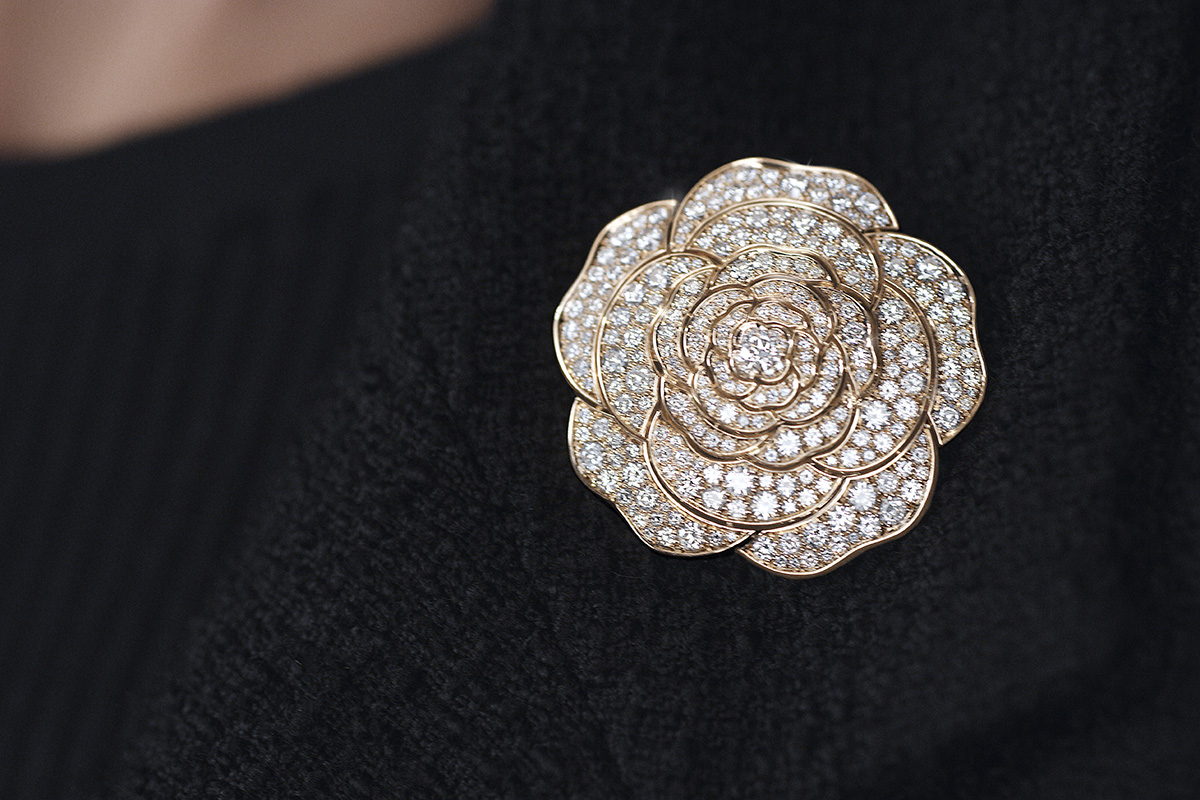  Chanel 'Rouge Tentation' transformable ring, in pink gold, red spinels and diamonds. The removable diamond petals reveal a spinel ring. The diamond petals may be attached to a small pink gold and diamond Camélia brooch for an oversized effect