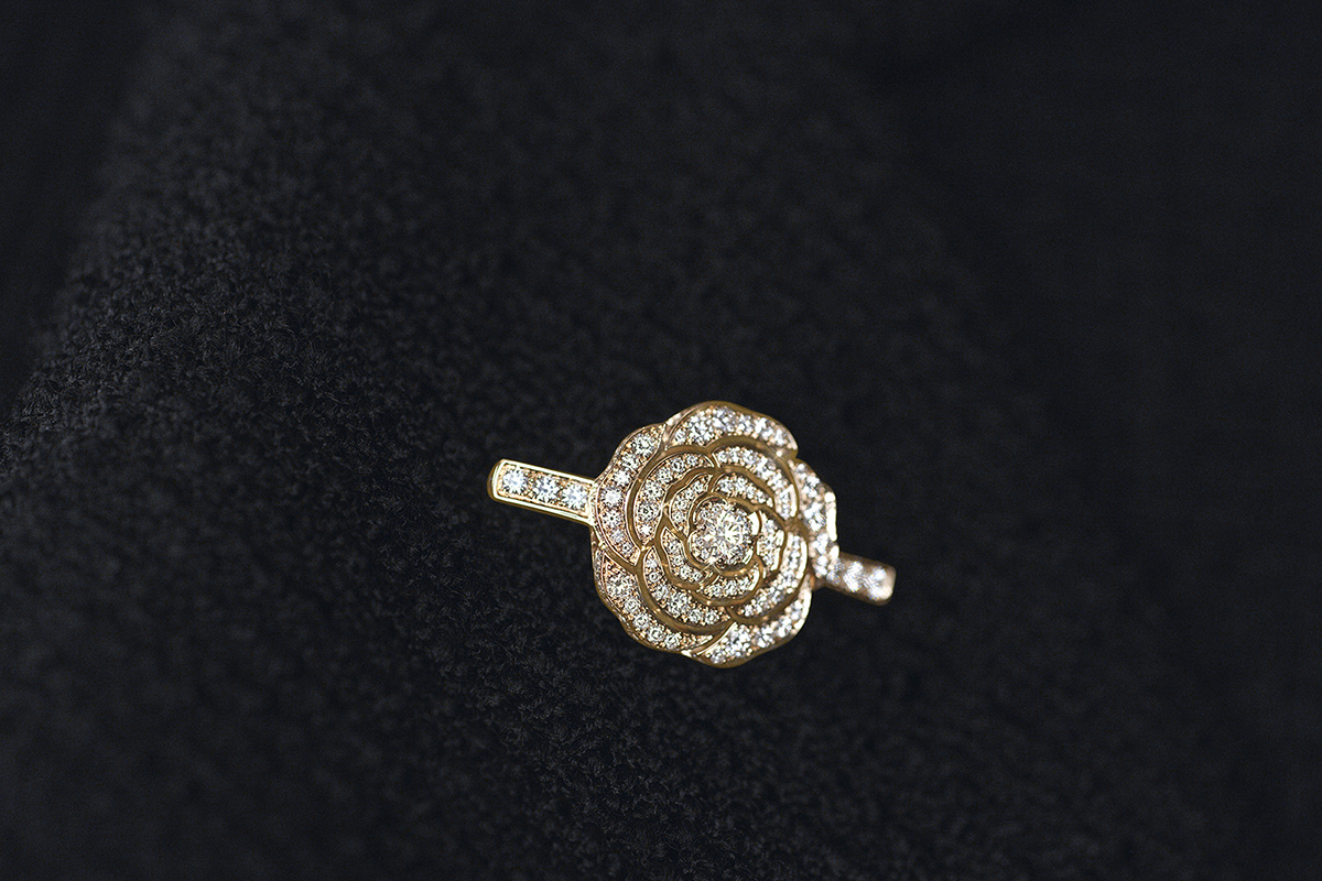  Chanel 'Rouge Tentation' transformable ring, in pink gold, red spinels and diamonds. The removable diamond petals reveal a spinel ring. The diamond petals may be attached to a small pink gold and diamond Camélia brooch for an oversized effect