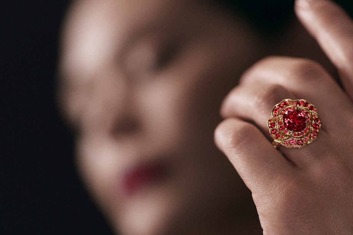  Chanel 'Rouge Tentation' transformable ring, in pink gold, red spinels and diamonds. The removable diamond petals reveal a spinel ring. The diamond petals may be attached to a small pink gold and diamond Camélia brooch for an oversized effect
