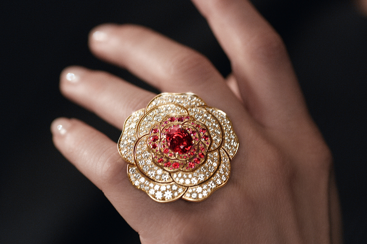  Chanel 'Rouge Tentation' transformable ring, in pink gold, red spinels and diamonds. The removable diamond petals reveal a spinel ring. The diamond petals may be attached to a small pink gold and diamond Camélia brooch for an oversized effect