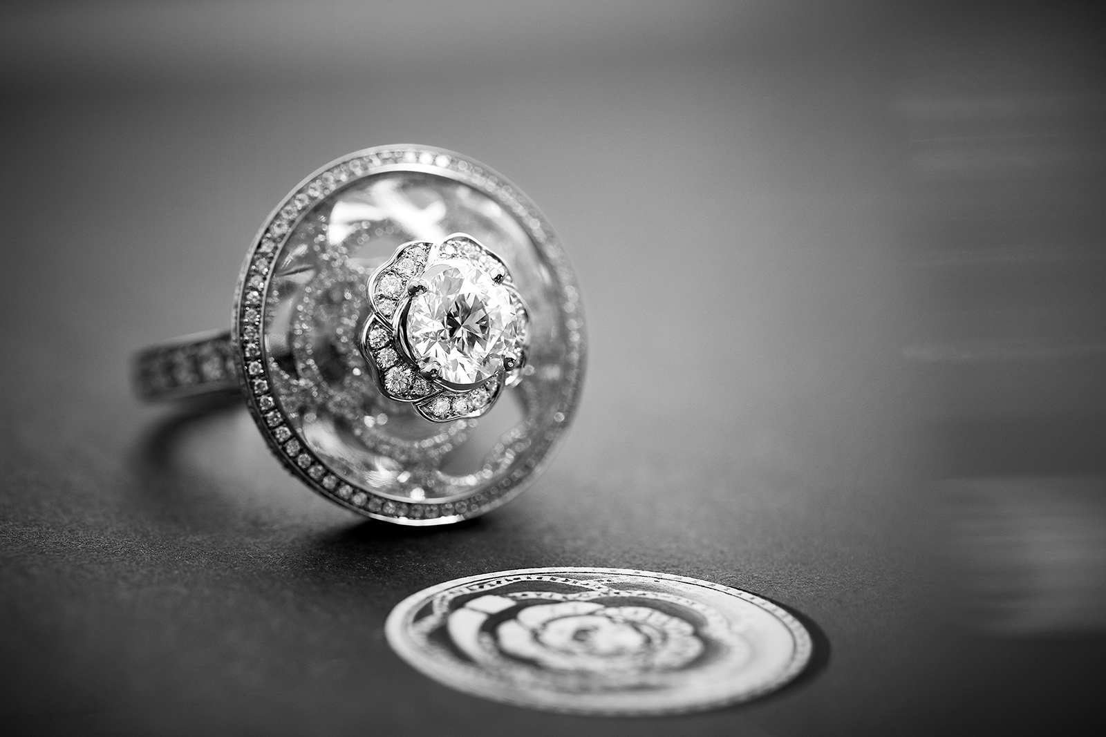 Кольцо Chanel 'Cristal Illusion' из коолекции '1.5. 1 CAMÉLIA . 5 ALLURES' из белого золота с горным хрусталем и бриллиантами