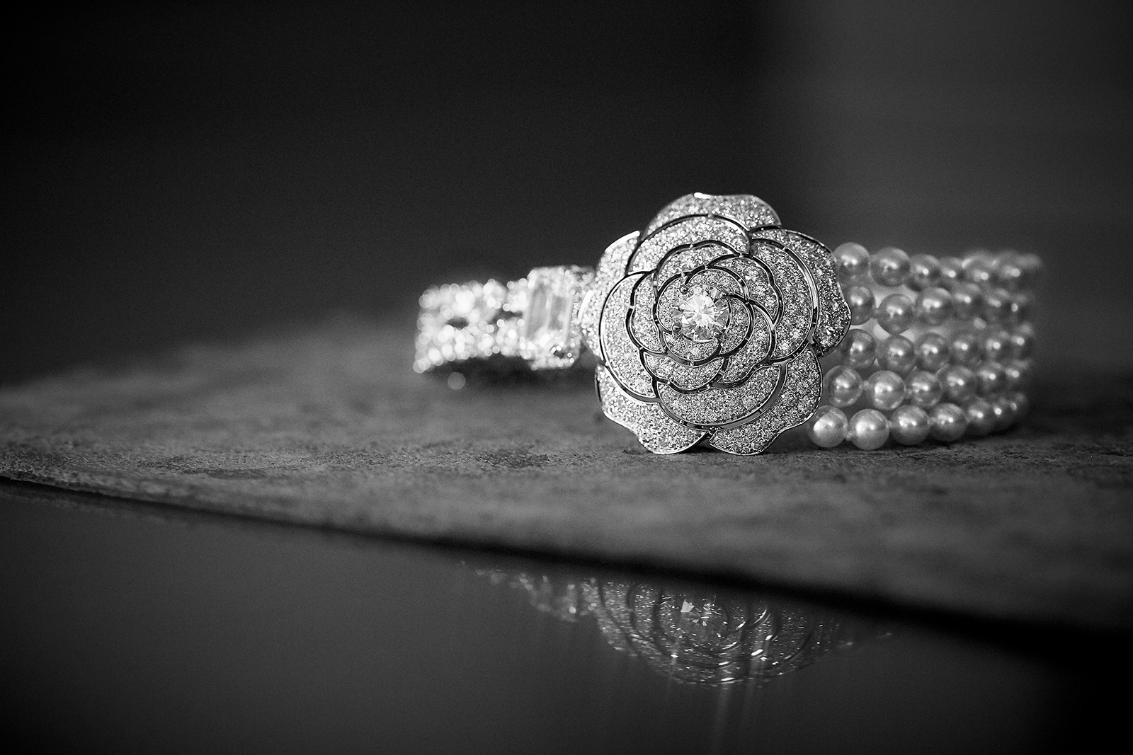 Chanel '1.5' collection  'Contraste Blanc' bracelet with diamonds and cultured pearls  in white gold