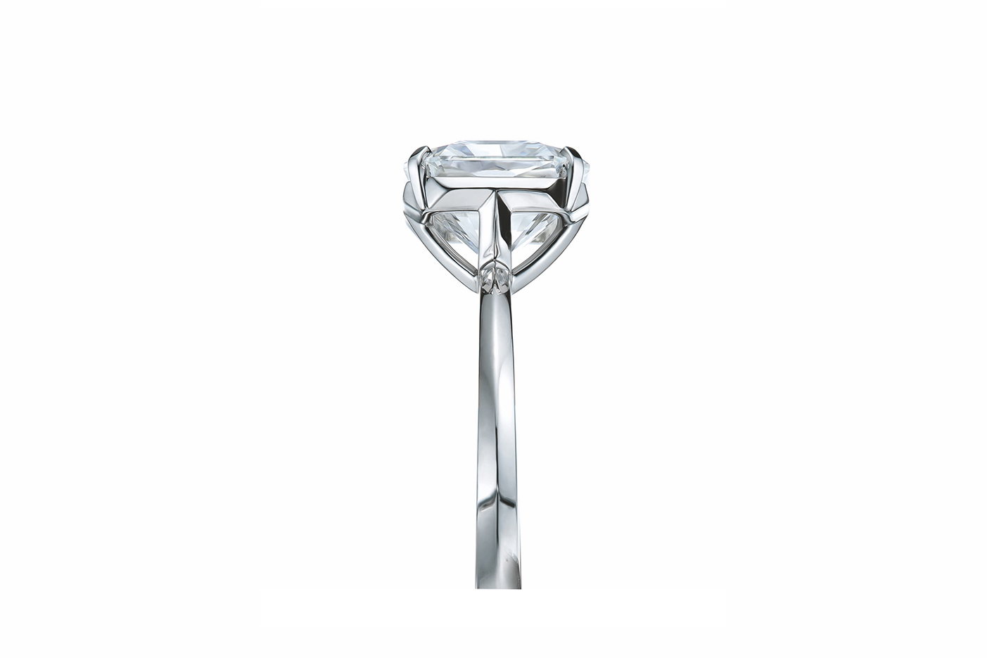  Tiffany&Co. 'True' collection engagement ring with uniquely cut diamond in white gold