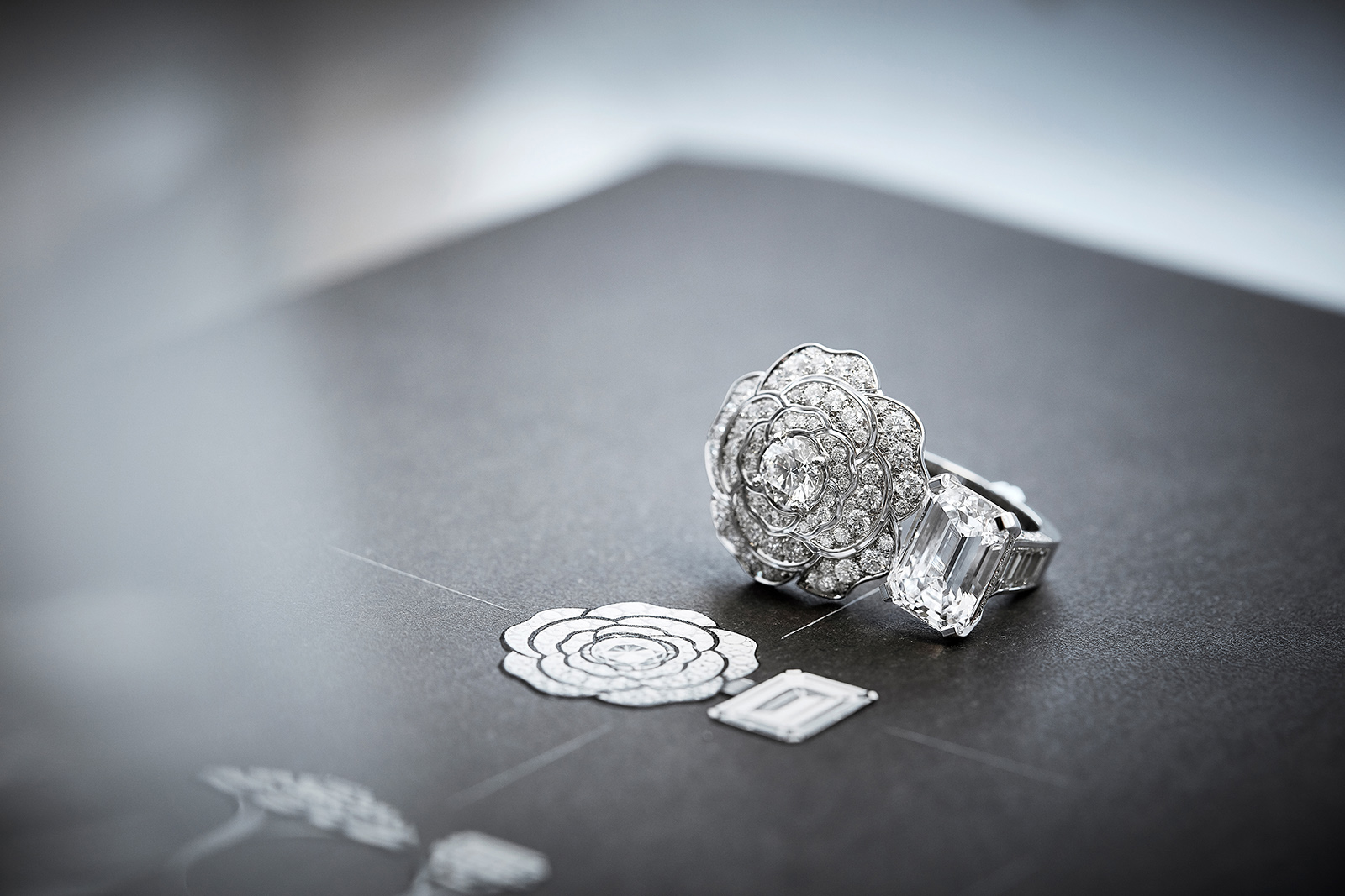 Chanel 'Contraste Blanc' open ring with emerald and brilliant cut diamonds in white gold