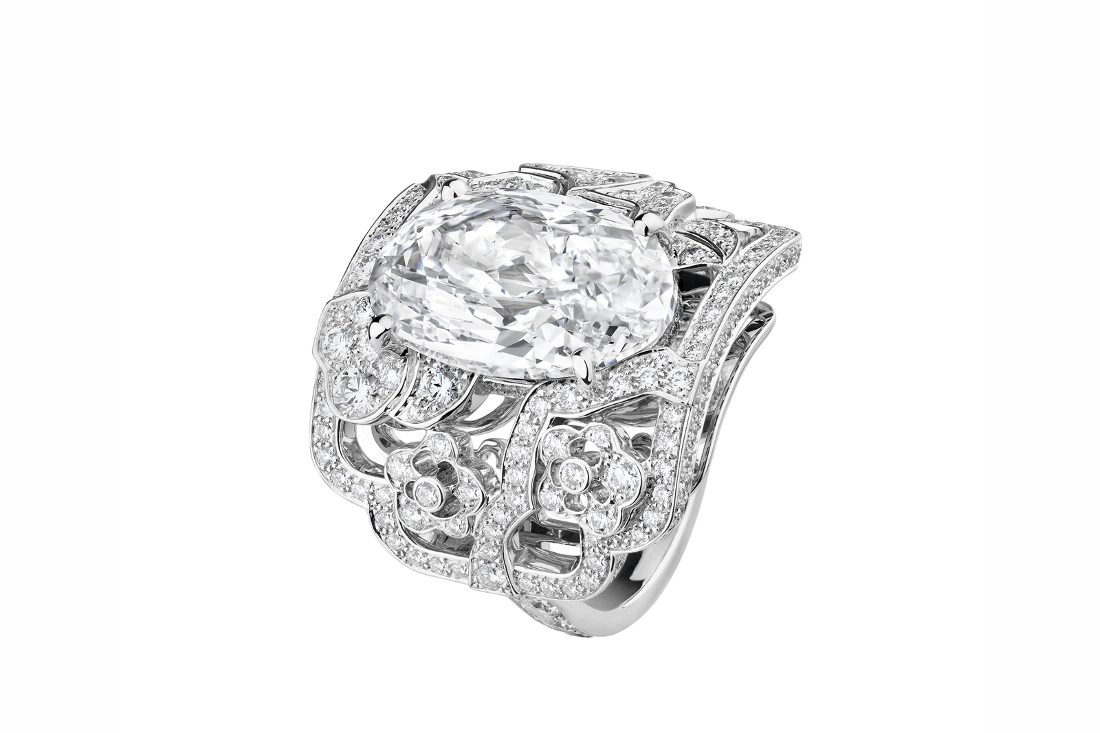  Chanel 'Fleur de Diamant' ring with oval and brilliant cut diamonds in white gold
