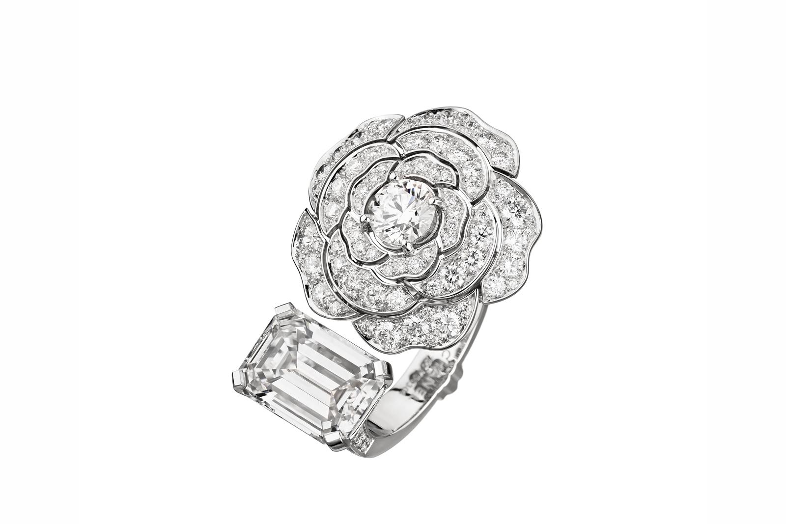  Chanel 'Contraste Blanc' open ring with emerald and brilliant cut diamonds in white gold