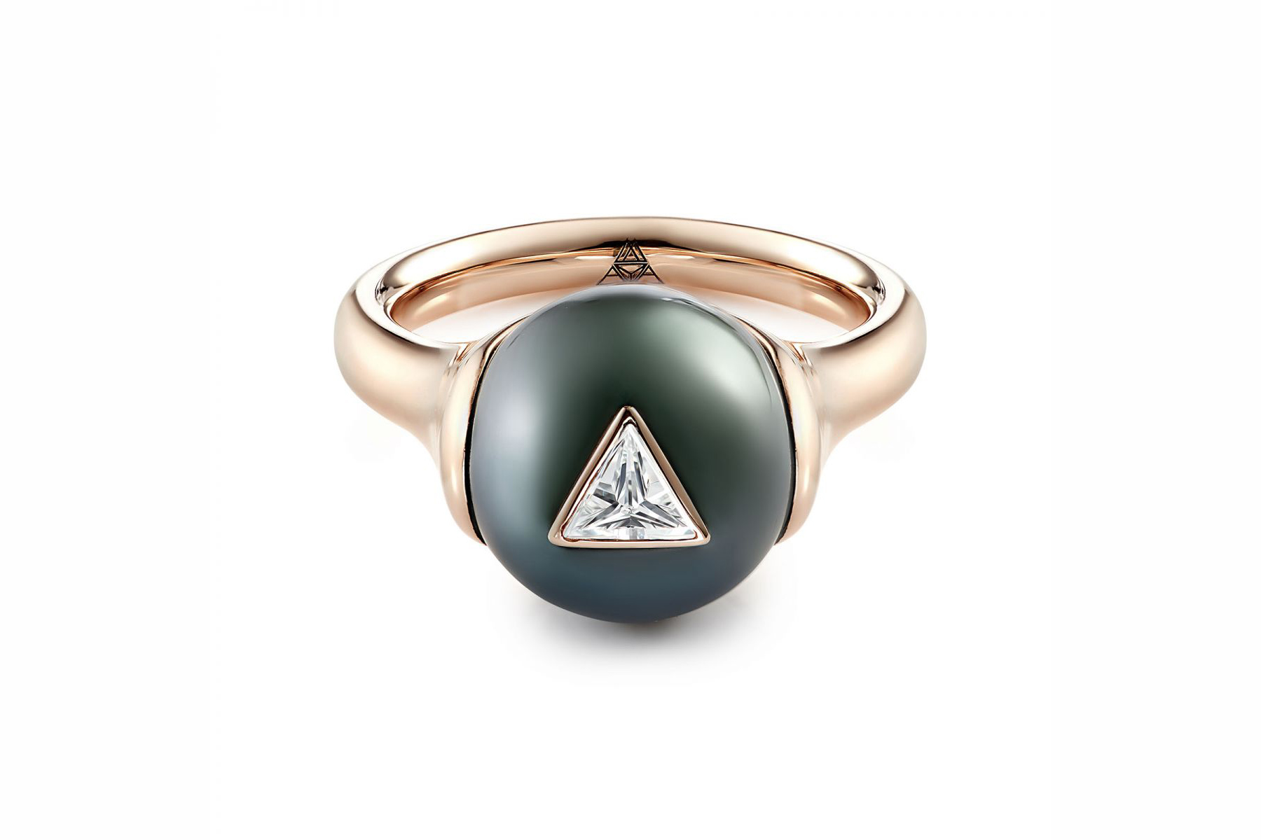 Maya Gemstones 'SONYA 8' ring with Tahitian black pearl and triangle cut diamond in 18K yellow gold
