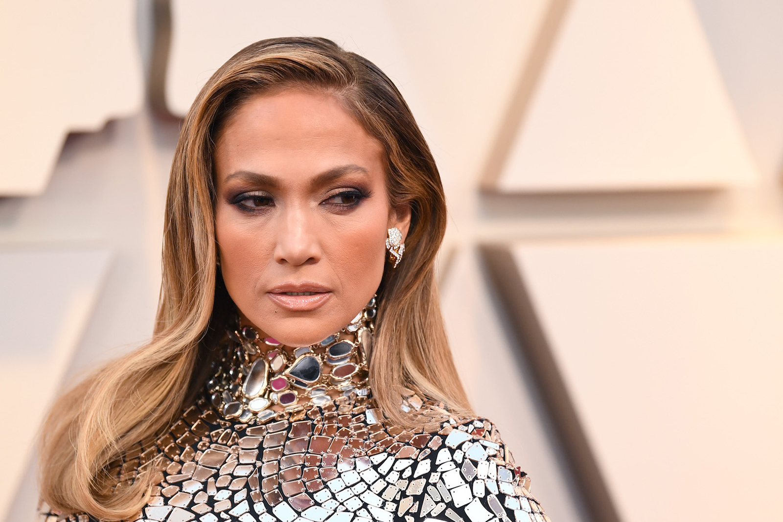 Jennifer Lopez wearing Niwaka ‘Karahara’ earrings with diamonds in 18k yellow gold and ‘Yaegasumi’ rings with diamonds and rose quartz in 18k pink gold