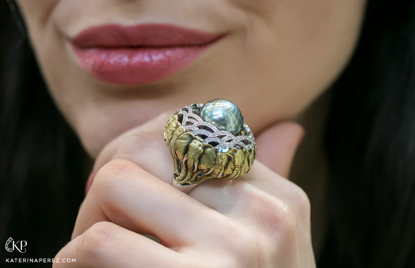 Ilgiz F. "Elephants" ring in sculptured yellow gold with diamonds and faceted pearl