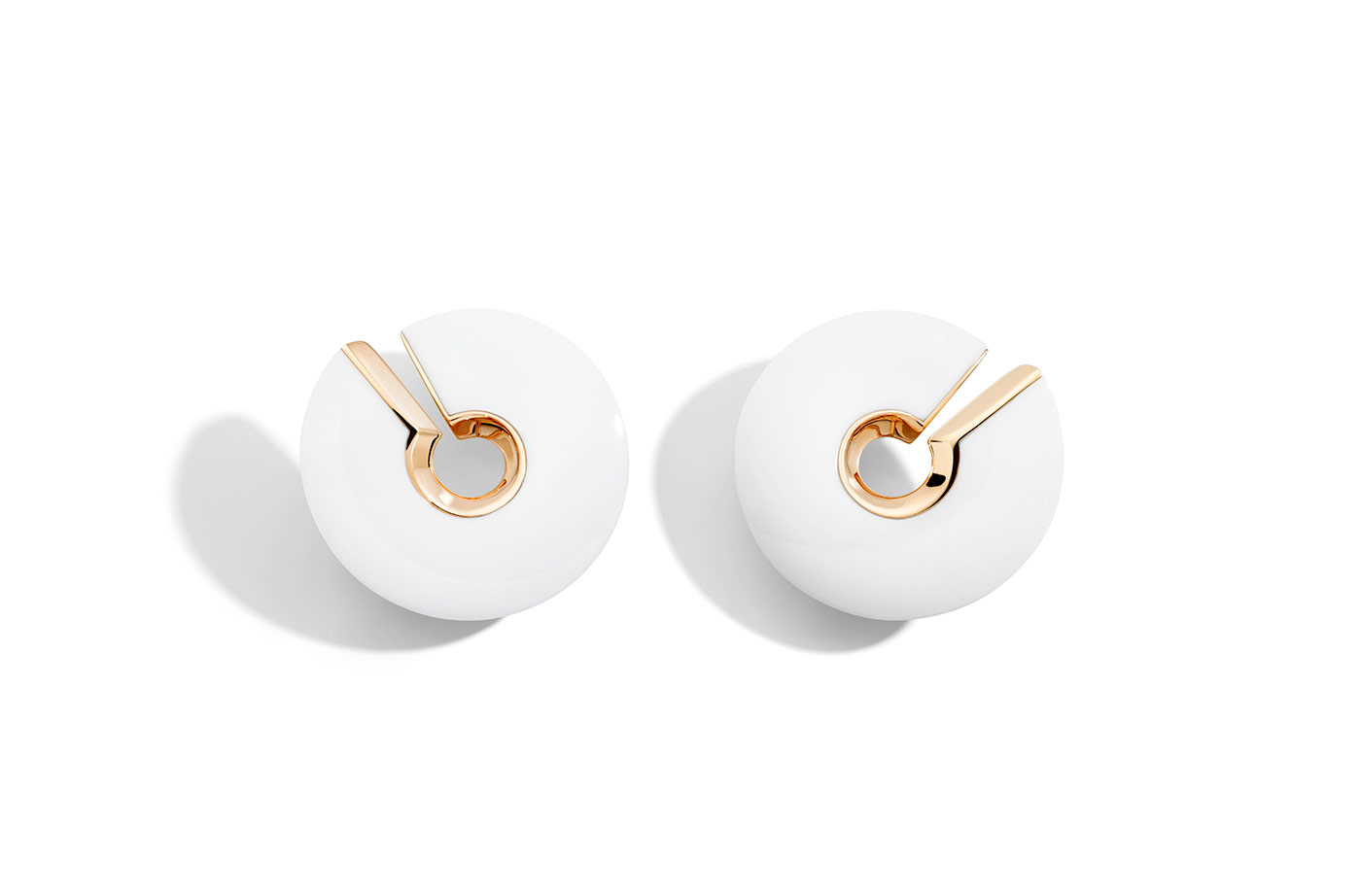  Vhernier 'Verso' earrings in gold and cacholong