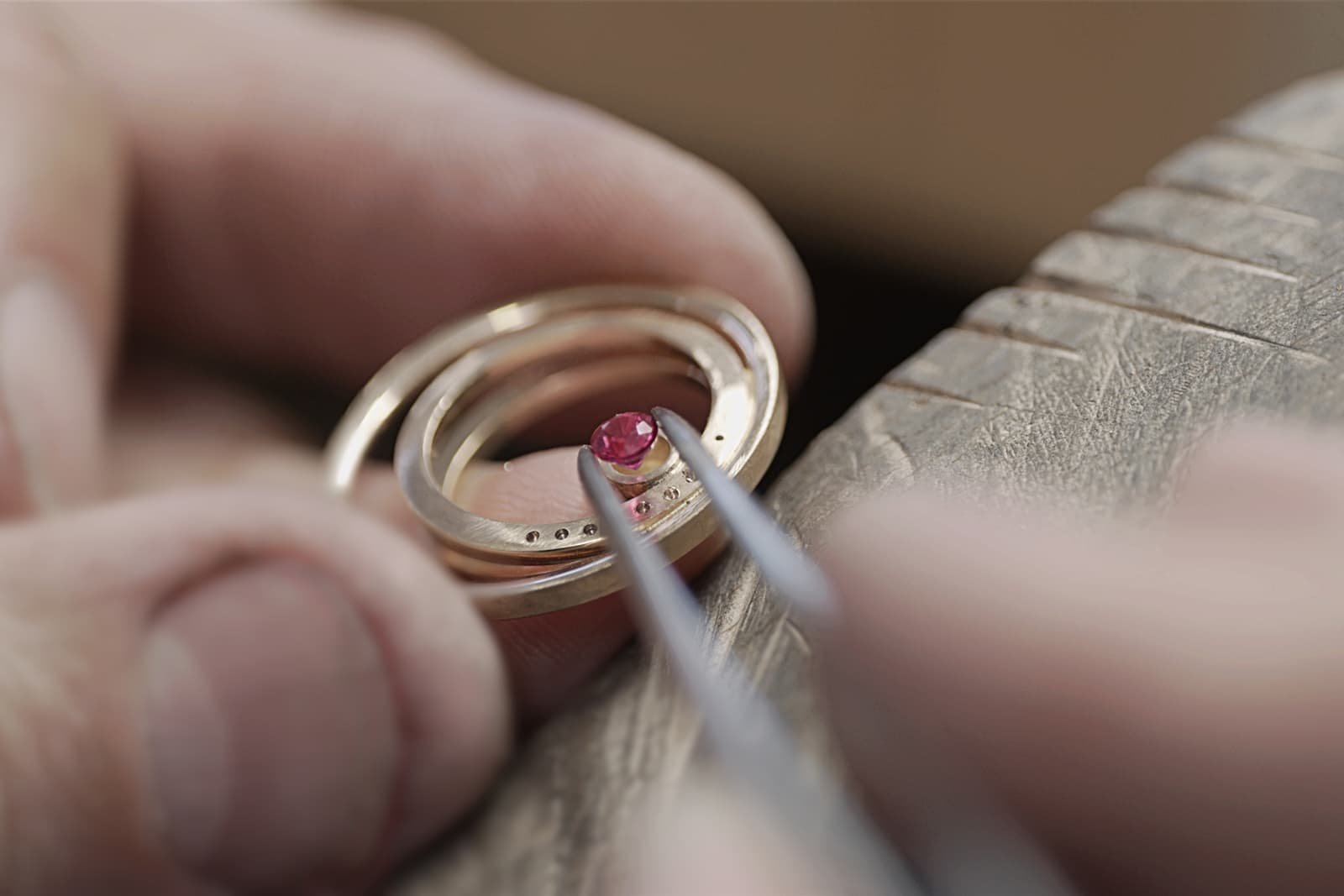  Gübelin Glowing Ember jewellery in the making