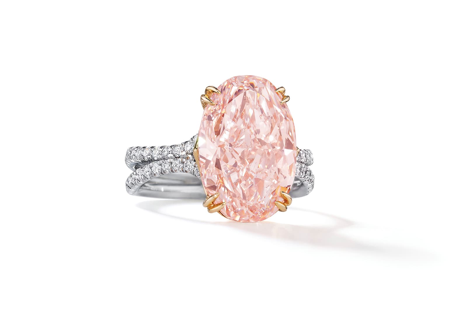  A ring with a fancy pink oval diamond weighing 6.11 carats