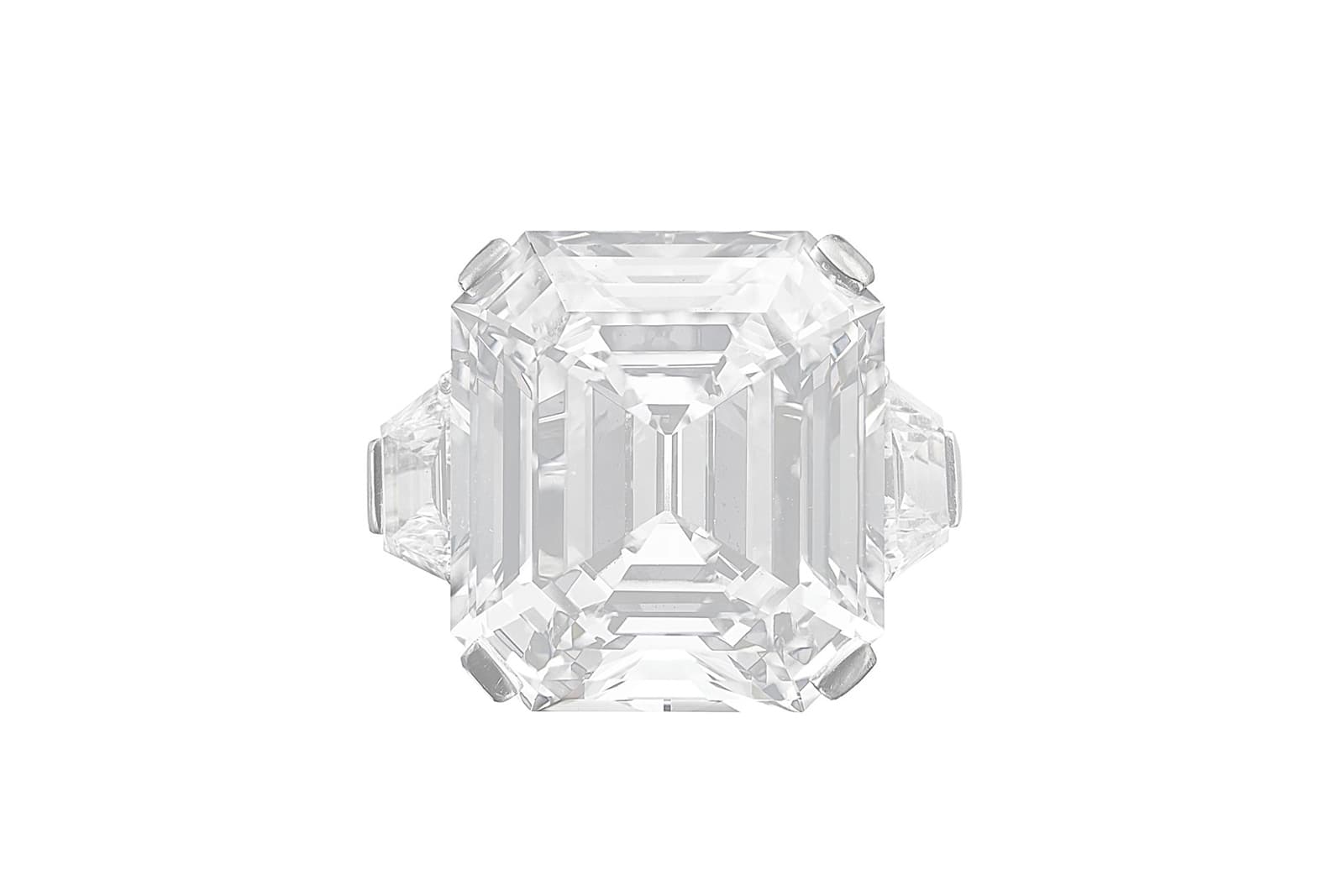  A colourless diamond ring with a D-colour rectangular stone of 16.33 carats