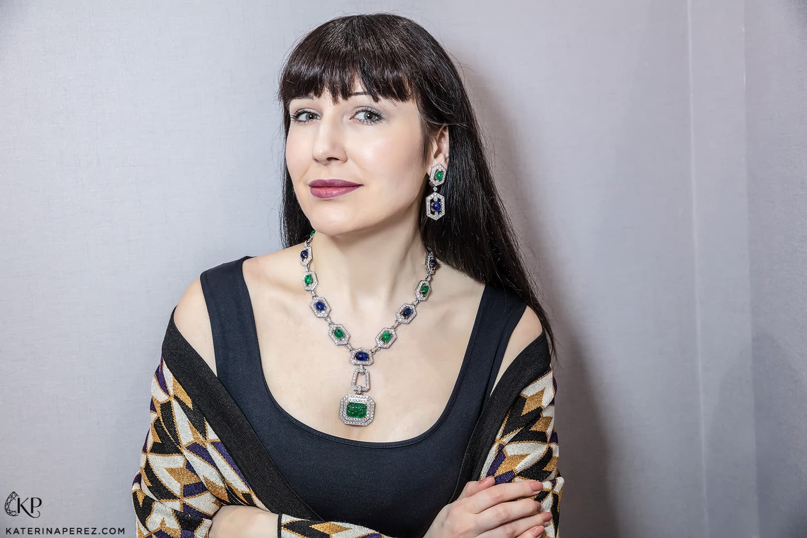 Veschetti sautoir and earrings with emeralds, sapphires and diamonds in 18k white gold